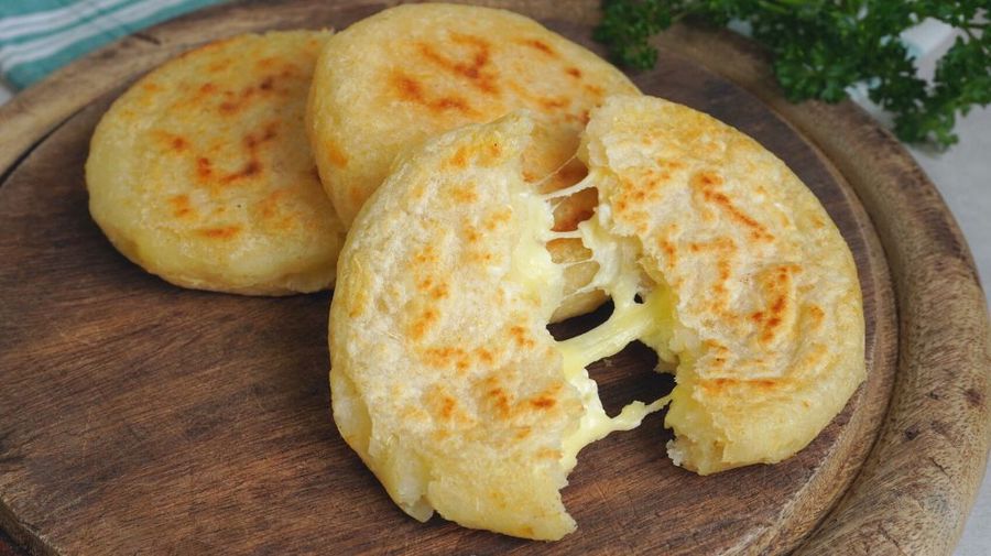 Arepa de YUCA con doble queso y zanahoria.  Paquete por 5 unds